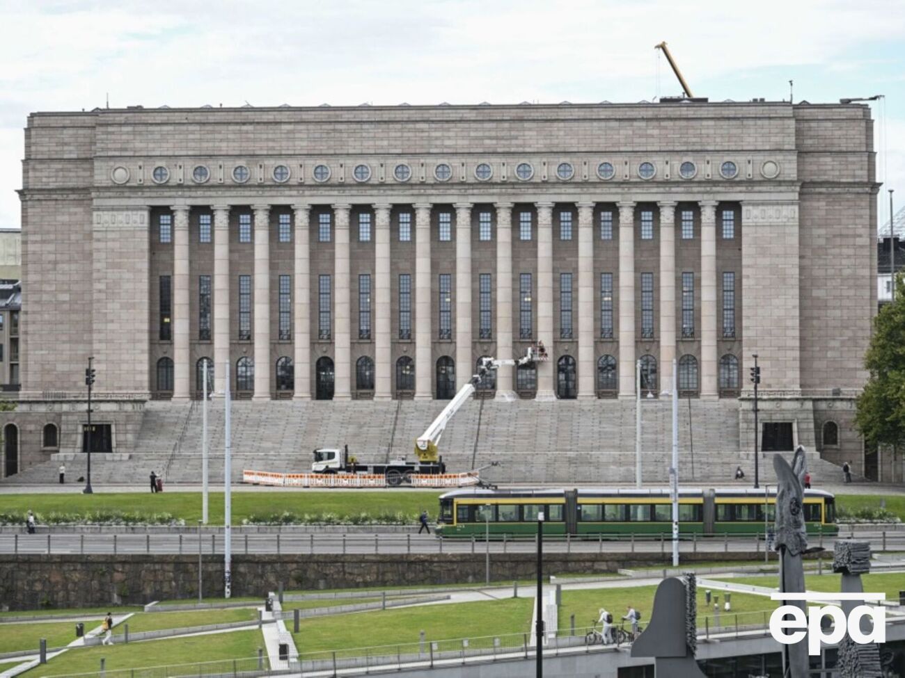 Причиной смерти могло быть падение с лестницы, отметило издание