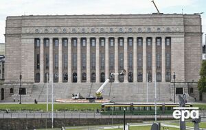 Причиной смерти могло быть падение с лестницы, отметило издание