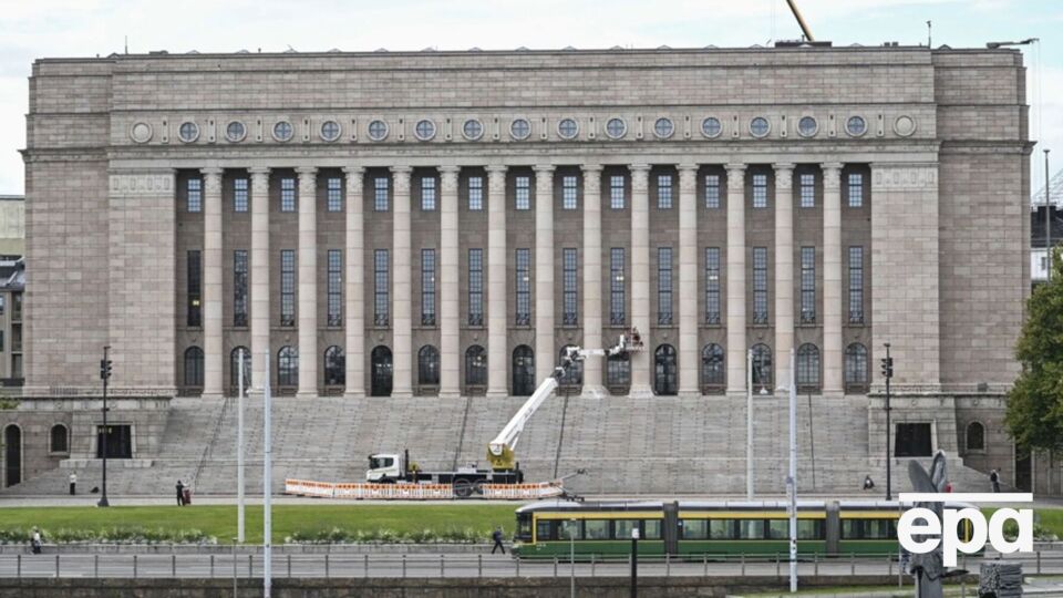 Причиною смерті могло бути падіння зі сходів, зазначило видання