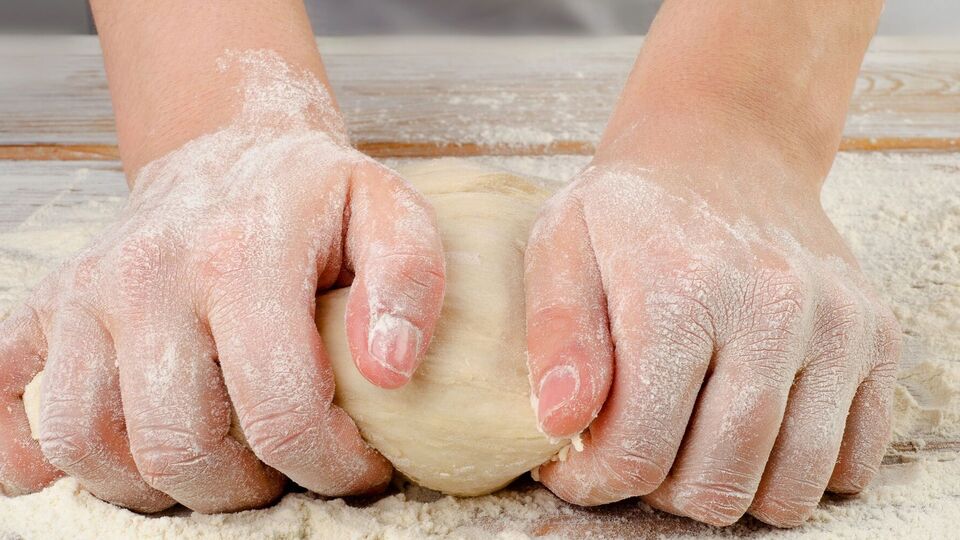 Водку часто добавляют в выпечку, чтобы она была песочной и хрустящей