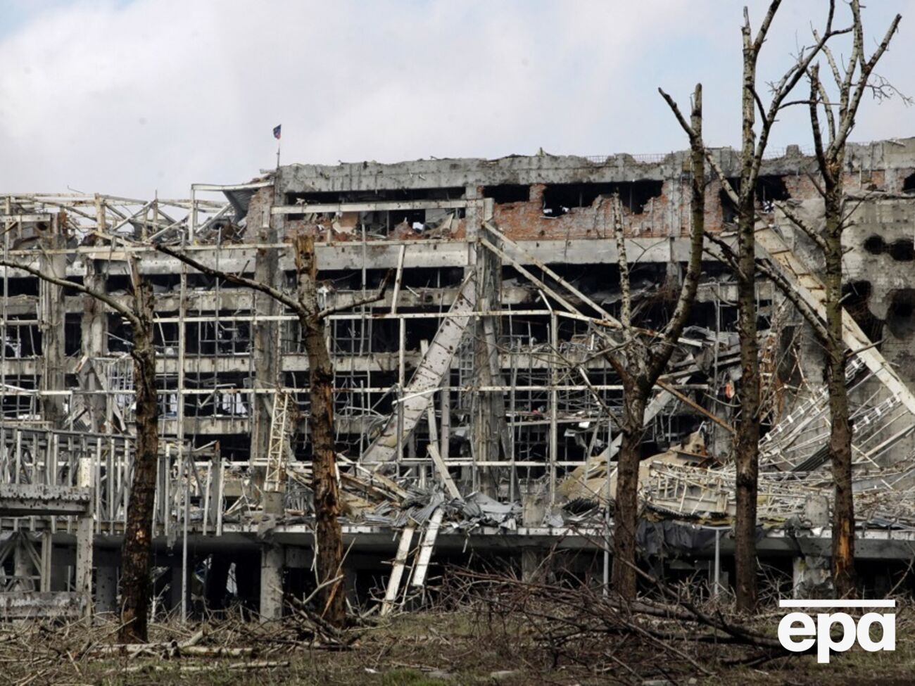 Возле разрушенного аэропорта продолжаются работы