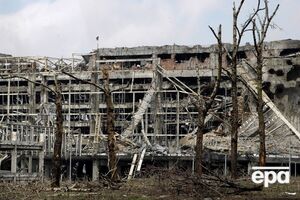 Возле разрушенного аэропорта продолжаются работы