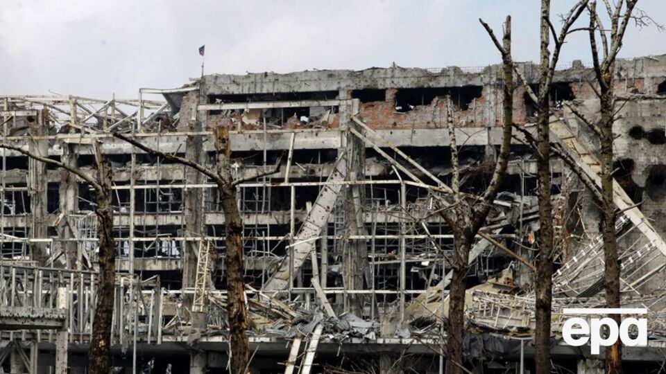 Возле разрушенного аэропорта продолжаются работы