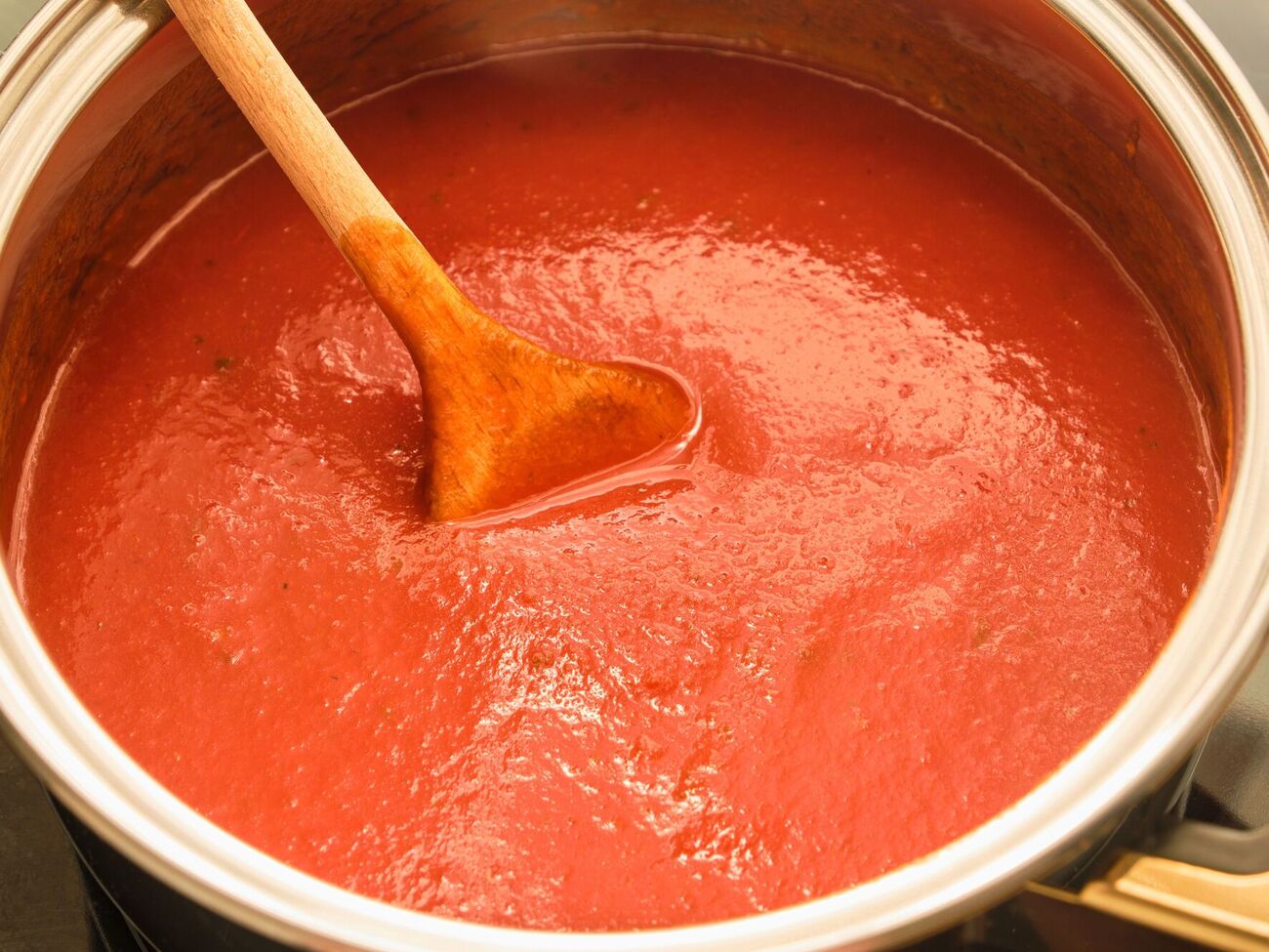 Соль и сахар к томатному соусу добавляйте по желанию