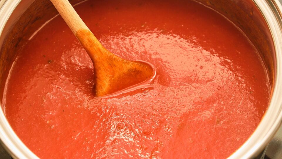 Соль и сахар к томатному соусу добавляйте по желанию