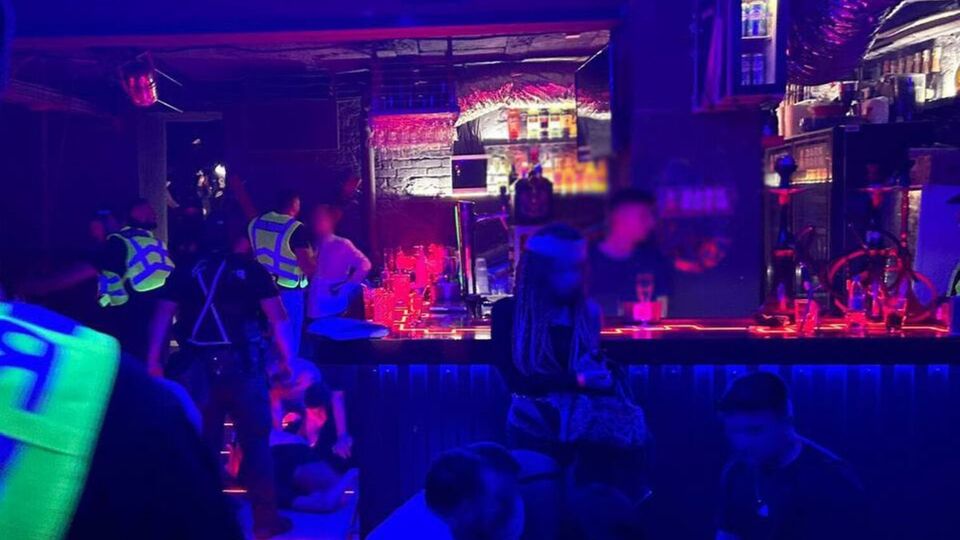 По словам собеседников СМИ, многие из присутствующих на вечеринке находились в розыске как уклоняющиеся от мобилизации