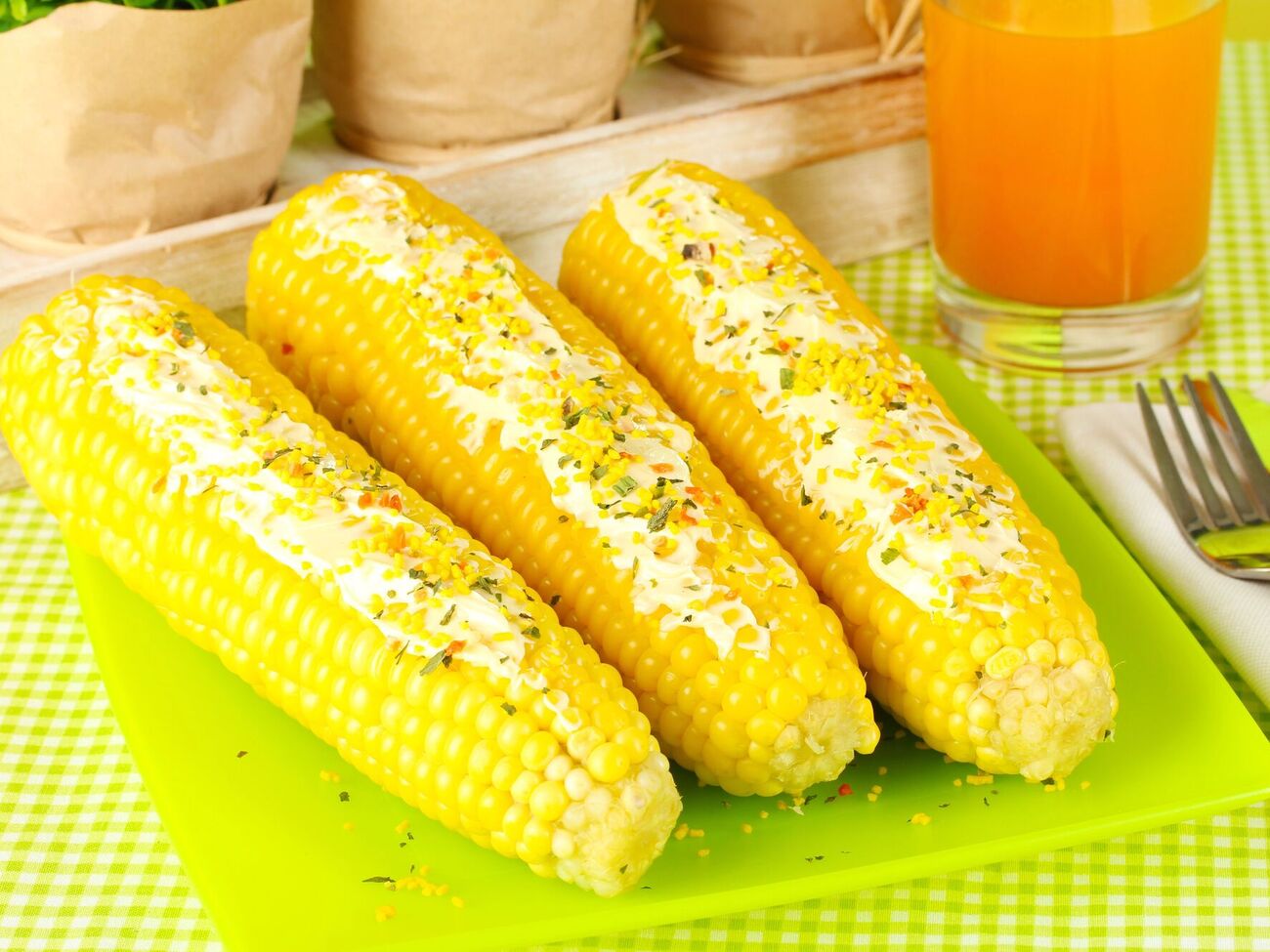 Лучше солить кукурузу перед употреблением