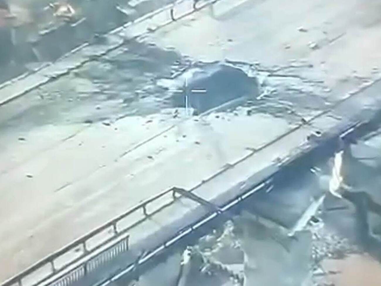 Унаслідок удару РФ на мосту утворилася велика пробоїна