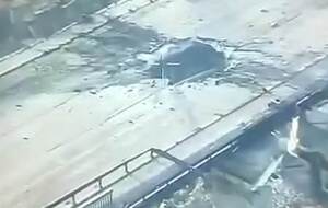 В результате удара РФ на мосту образовалась большая пробоина