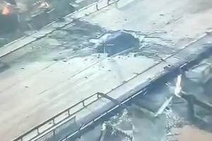 Унаслідок удару РФ на мосту утворилася велика пробоїна