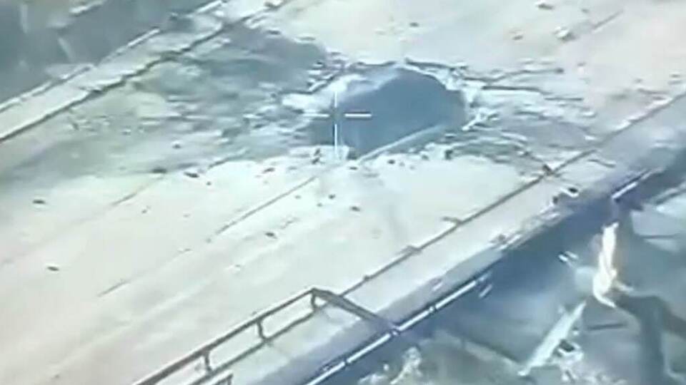 В результате удара РФ на мосту образовалась большая пробоина