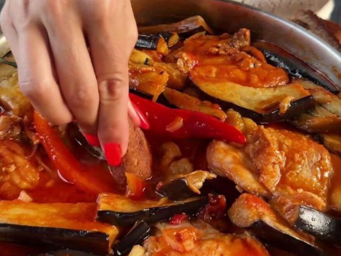 Куриные бедра нужно обжарить с обеих сторон до румяной корочки