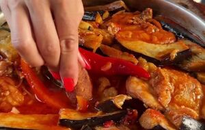 Куриные бедра нужно обжарить с обеих сторон до румяной корочки