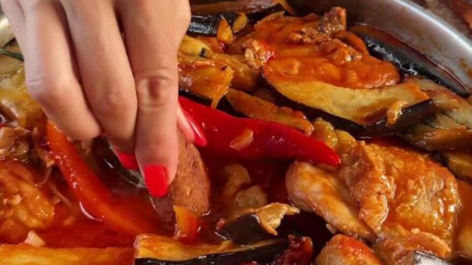Куриные бедра нужно обжарить с обеих сторон до румяной корочки