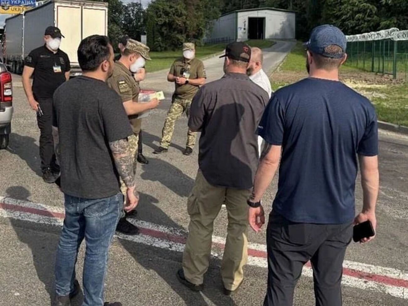 ICE опубликовала фото из депортации украинцев на границе с Украиной в неуказанном месте