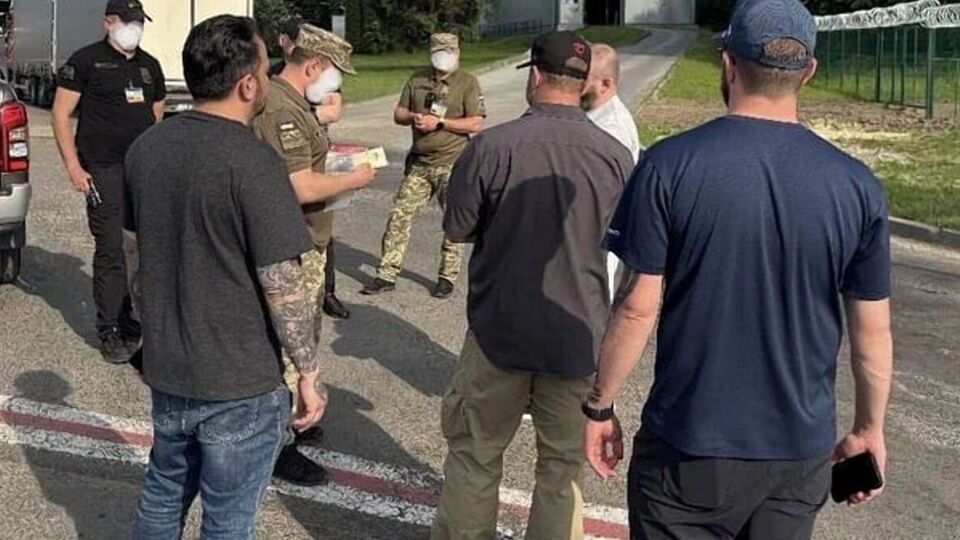 ICE опубликовала фото из депортации украинцев на границе с Украиной в неуказанном месте