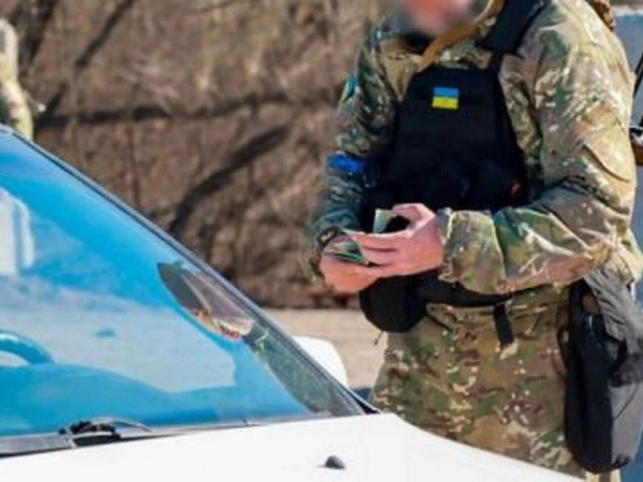 Военные отпустили мужчину после проверки