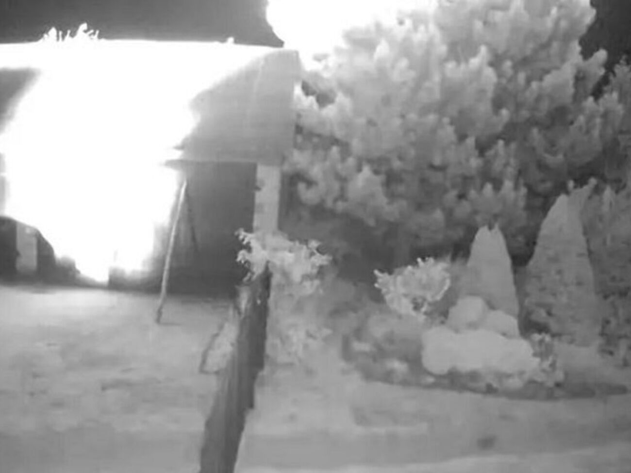 Як повідомляє Łuków.TV, ситуація "дуже серйозна", на місці падіння невідомого об'єкта виникла вирва