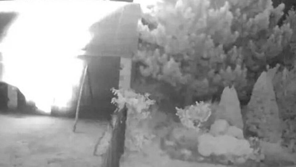 Как сообщает Łuków.TV, ситуация "очень серьезная", на месте падения неопознанного объекта образовалась воронка