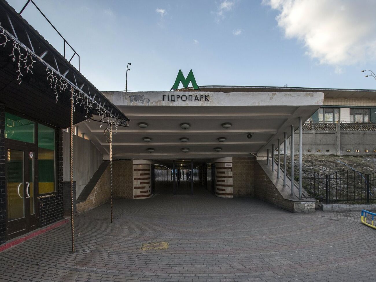 По словам Созаевой, ребенок упал в проем между вагоном и платформой