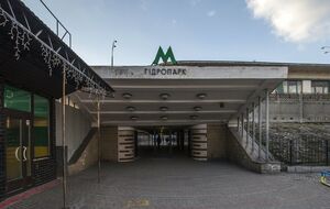 По словам Созаевой, ребенок упал в проем между вагоном и платформой