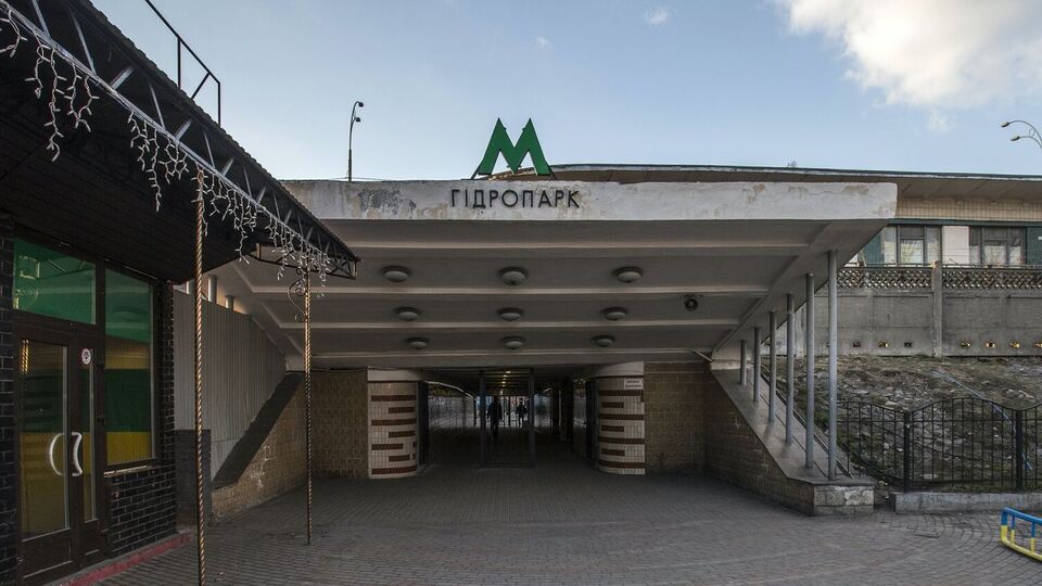 За словами Созаєвої, дитина впала в отвір між вагоном і платформою