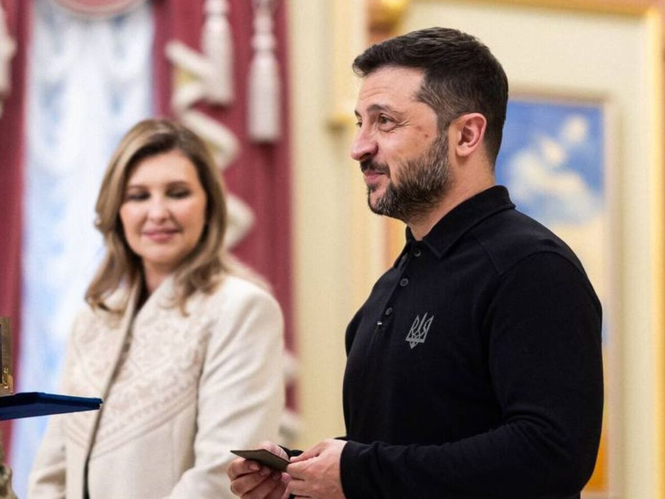 Супруга украинского президента появилась на церемонии в белом пиджаке и черных брюках-палаццо