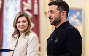 Дружина українського президента з'явилася на церемонії в білому піджаку й чорних штанах-палаццо