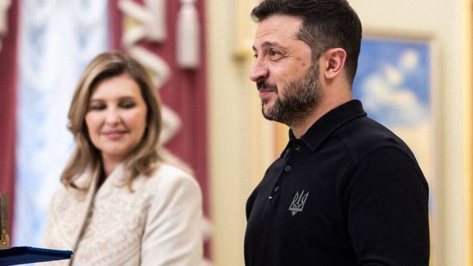Дружина українського президента з'явилася на церемонії в білому піджаку й чорних штанах-палаццо