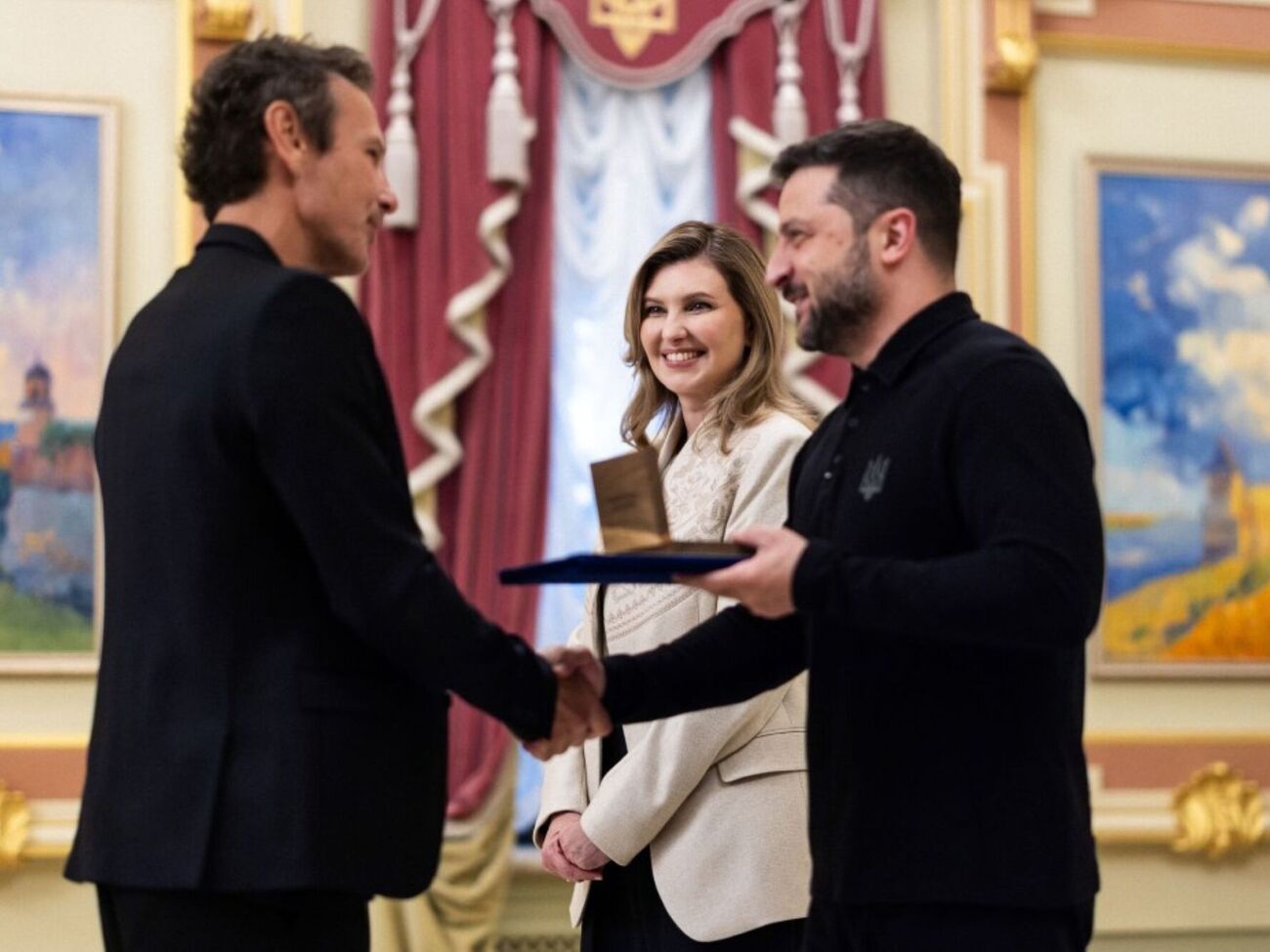 По словам Вакарчука, он не привык получать государственные награды