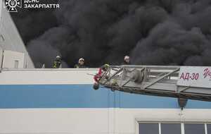 Пожежа на заводі триває досі