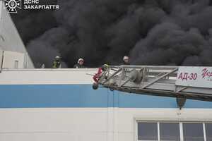 Пожар на заводе продолжается до сих пор