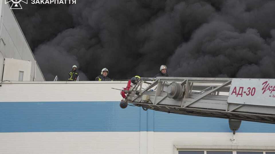 Пожар на заводе продолжается до сих пор