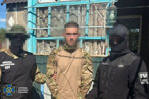 По версии расследования, он пытался склонить к сотрудничеству с агрессором других военных, говорится в сообщении