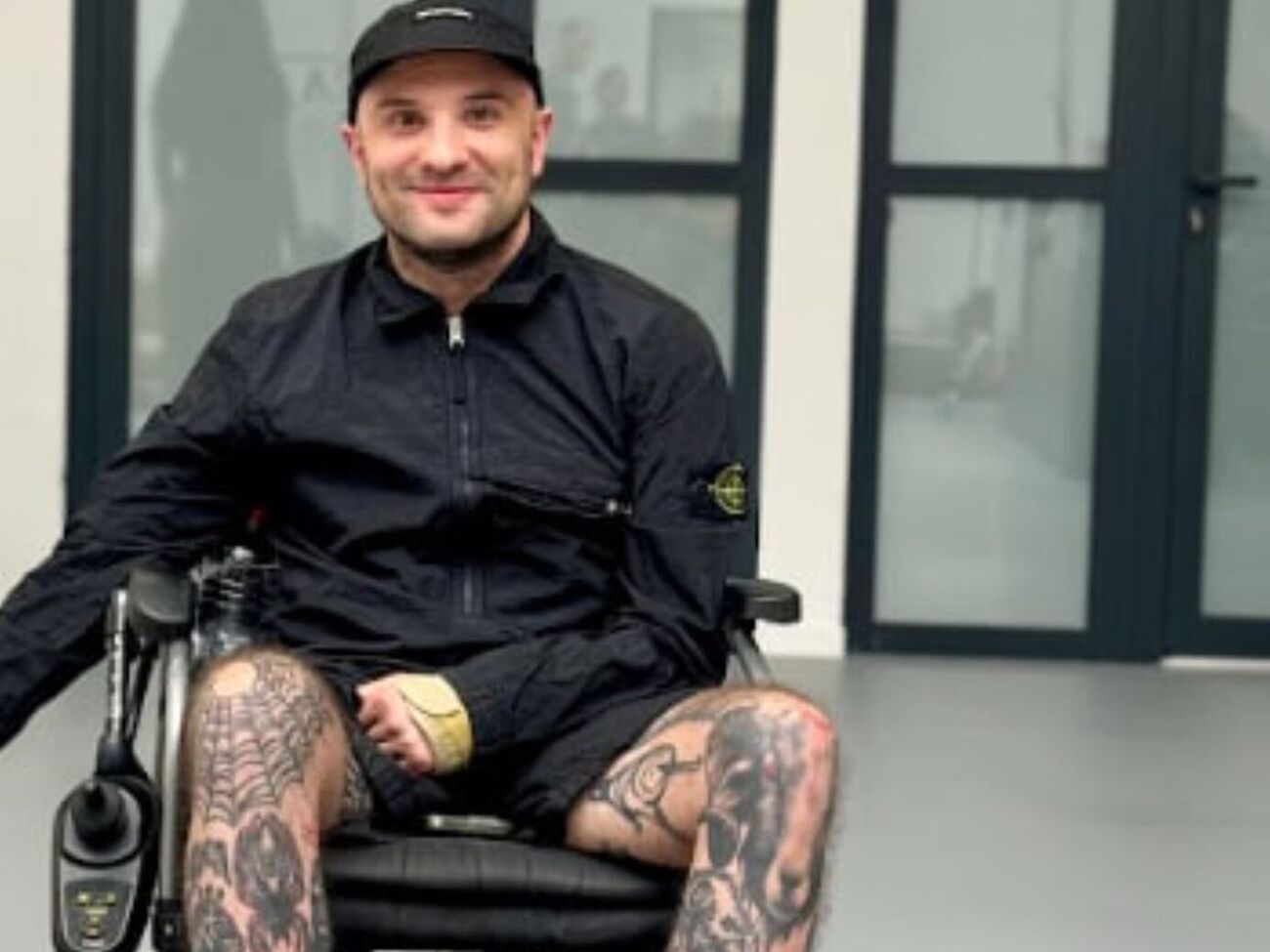 Розовый заявил, что считает себя гирляндой из красных флажков