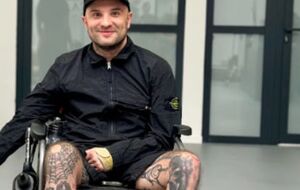 Розовый заявил, что считает себя гирляндой из красных флажков