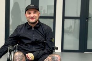 Розовый заявил, что считает себя гирляндой из красных флажков