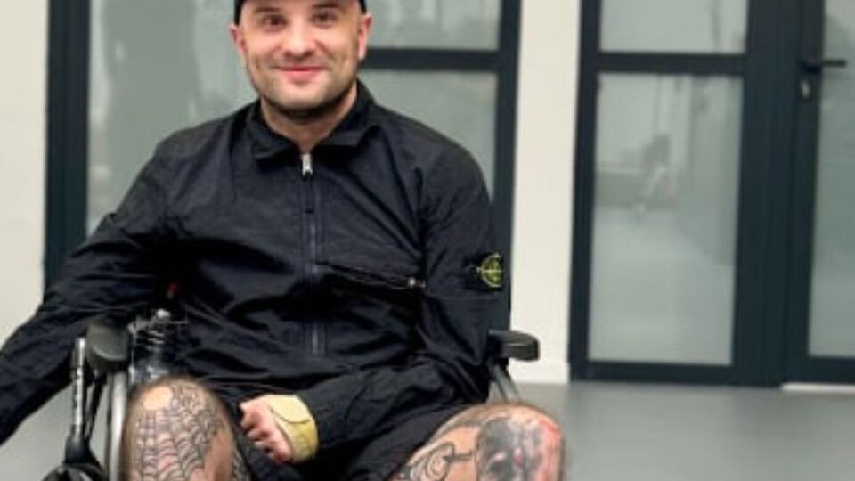 Розовый заявил, что считает себя гирляндой из красных флажков