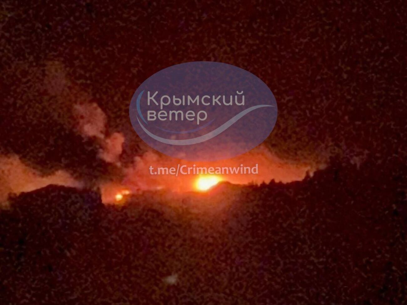 Примерно в 3.35 было слышно два мощных взрыва в районе аэродрома Южный на мысе Херсонес, говорится в сообщении