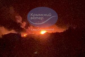 Примерно в 3.35 было слышно два мощных взрыва в районе аэродрома Южный на мысе Херсонес, говорится в сообщении