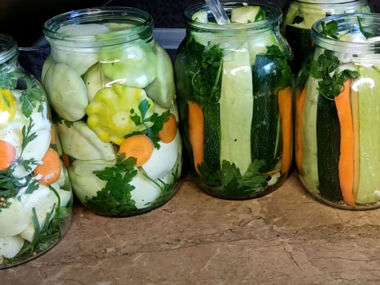 У банки з овочами треба додати лимонну кислоту