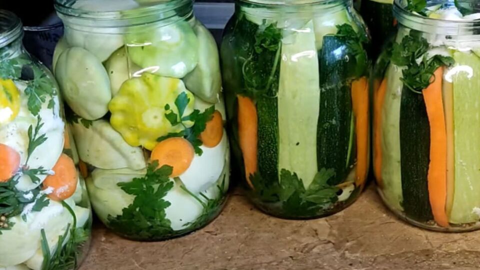 В банки с овощами необходимо добавить лимонную кислоту