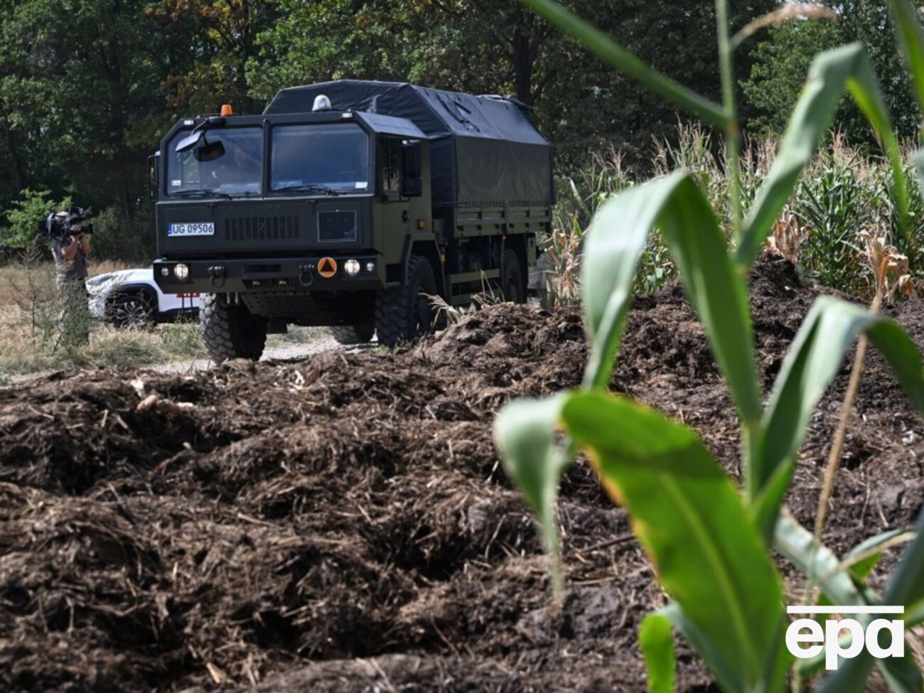 На месте взрыва в земле образовалась воронка диаметром примерно 5–6 м