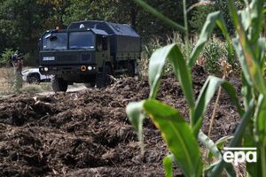 На месте взрыва в земле образовалась воронка диаметром примерно 5–6 м