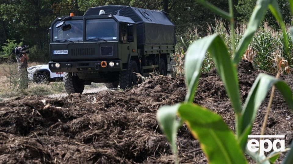 На місці вибуху в землі утворилася вирва діаметром приблизно 5–6 м