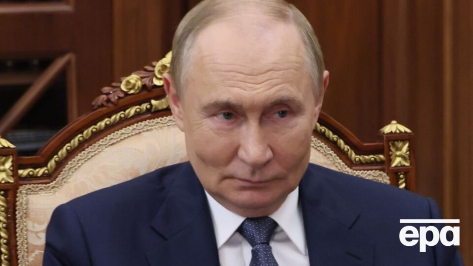 Международный уголовный суд в марте 2023 года выписал ордер на арест Путина