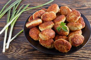 Котлеты из лука получаются сочными и нежными