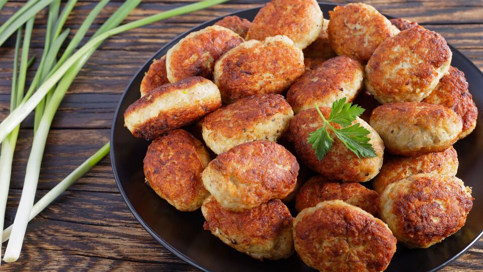 Котлети із цибулі виходять соковитими й ніжними