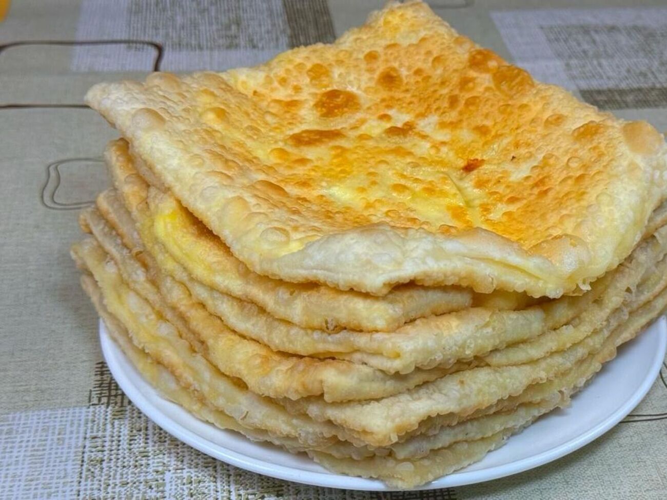 Обсмажте плачинди на помірному вогні до готовності з обох боків