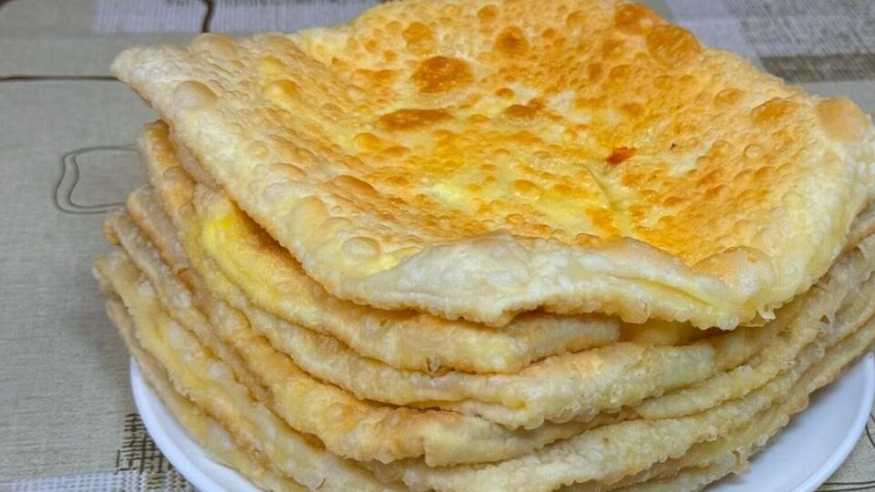 Обжарьте плачинды на умеренном огне до готовности с двух сторон